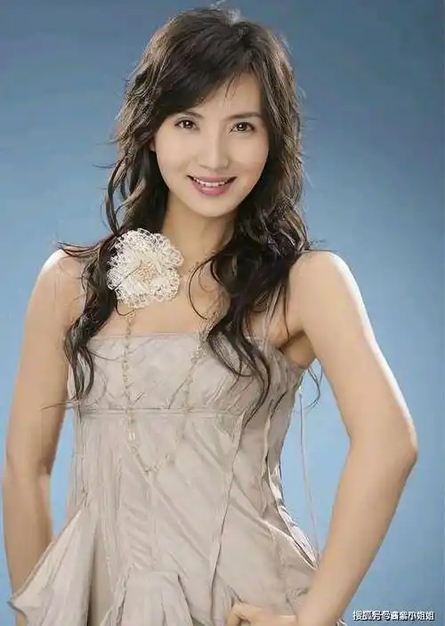 陈好拥有一张精致绝伦的面孔,她的眼睛如同星辰大海,深邃而明亮.