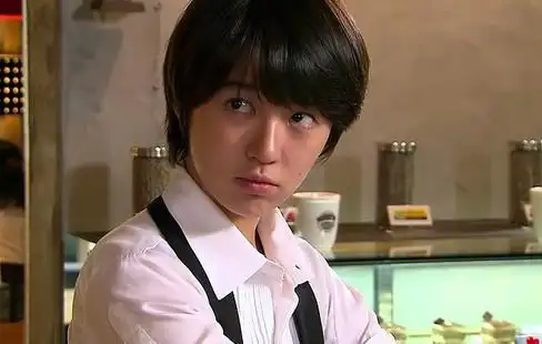 多才多艺的尹恩惠展示了她出色的绘画技巧.