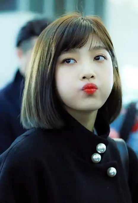 朴秀荣仁川机场私服街拍,齐肩短发清秀甜美,一抹红唇娇美可人