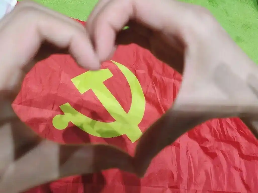 我和党旗合个影,大数据中心打卡!