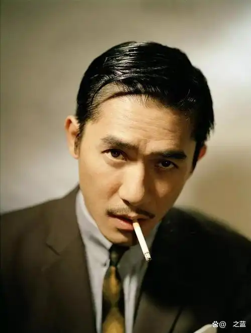 在"四大天王"盛行的那个港风年代,梁朝伟的出现可谓是一股清流.