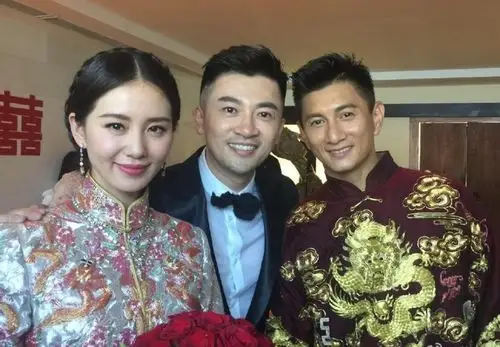 组图:陈志朋晒与隆诗合影 左拥右抱新郎新娘