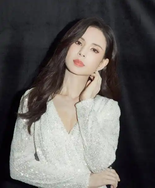 57岁仍单身小龙女李若彤发美照庆生终于说出未婚原因