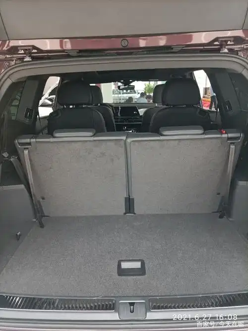 整体的乘坐和储物空间来说,这款suv的空间毫不逊色于一款普通的mvv.