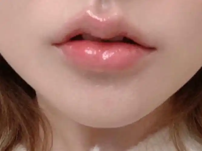 想说下我的情况:上下嘴唇有点歪,嘴唇薄,拍照的时候特别明显,照片出来