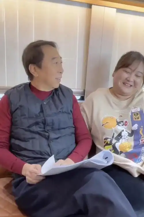 贾玲罕见与师傅冯巩同框穿一身家居服太自然俩人关系真好