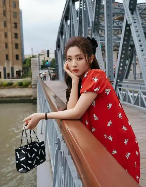 甜甜的,十分治愈,在娱乐圈中特别受欢迎,大家也都很喜欢这样的甜妹子