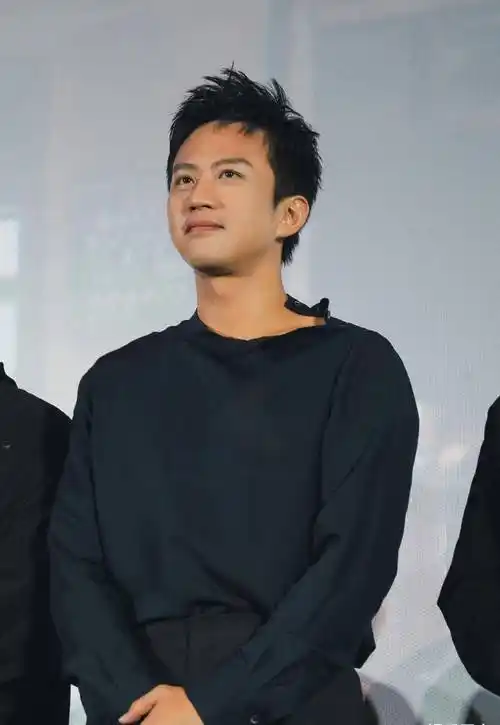 邓超晒与杨紫合照,调侃从小看杨紫老师的戏长大,微博热评第一又亮了