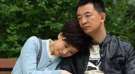 曲栅栅宁愿跟家里人闹翻也要跟黄海波闪婚,现如今怎样了?