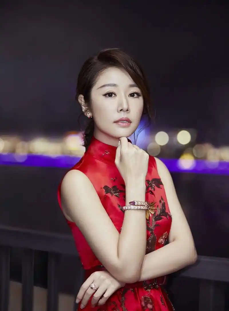 林心如出席上合组织国家电影节,在月色的辉映下,身着中式礼服宛如璀璨