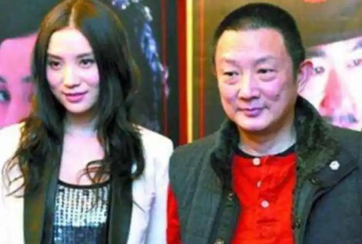 的剧中,有宋佳犹抱琵琶半遮面的戏份,据传是张黎听说宋佳从小练琴,有