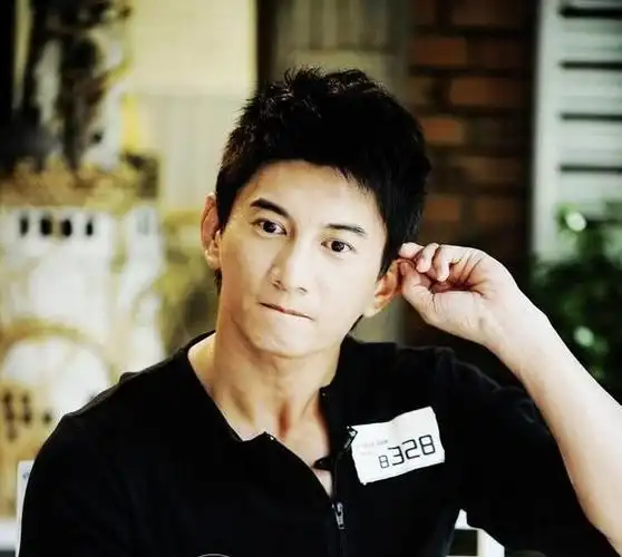 因为有个"吸血家庭",吴奇隆生活悲催半辈子,如今终于苦尽甘来