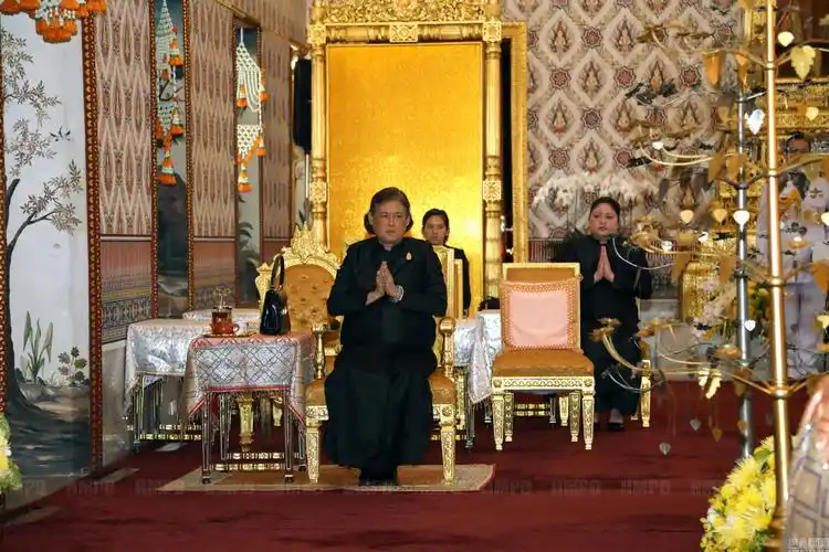 泰国国王停灵厅向民众开放数万人涌入悼念