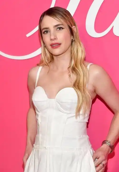 艾玛-罗伯茨参加活动,身穿白色吊带连衣裙搭黑色厚底靴精致清爽