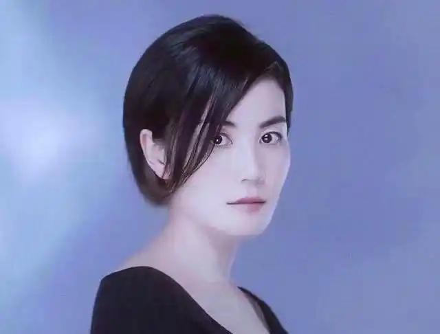 许久未露面的王菲形象大变,微卷短发俏皮减龄,简单大方