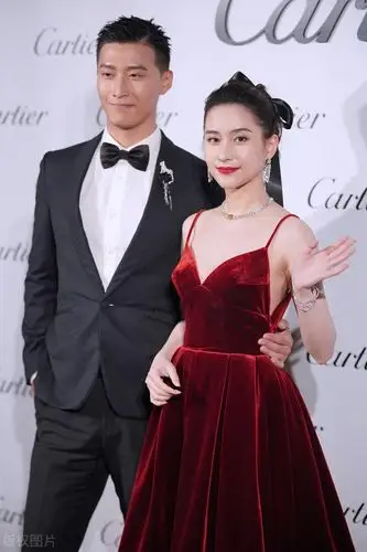 窦骁与何超莲携手亮相打扮时髦十分抢眼