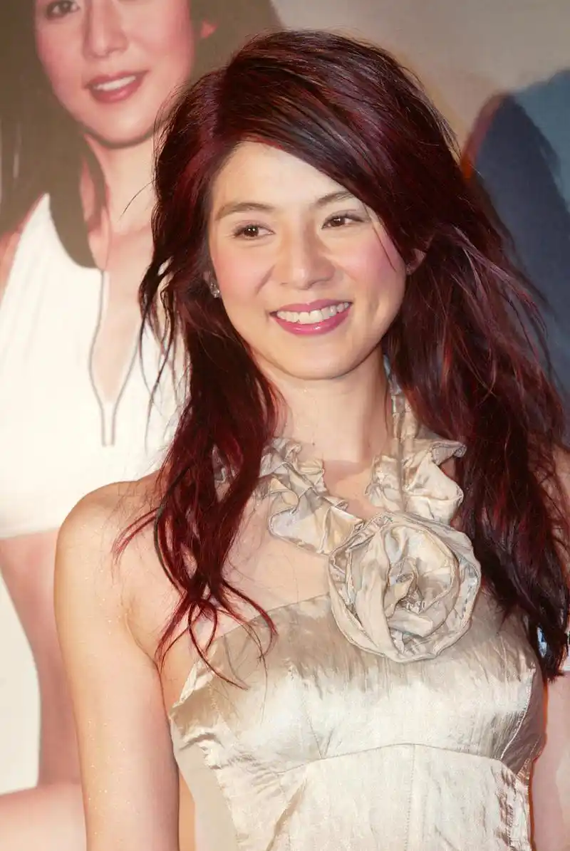 尽管已年届52,洪欣依然散发强烈的青春气息,难以察觉她的年龄.