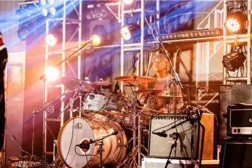 风格各有所长的乐队,实力表演,带领大家在音乐律动里,畅游复古至现代