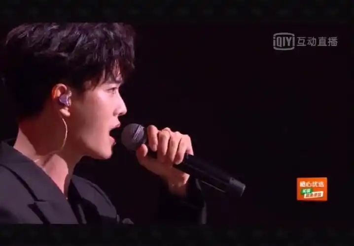 国超的心墙太好听啦!任嘉伦舞台造型也超好看,是什么神仙颜值!