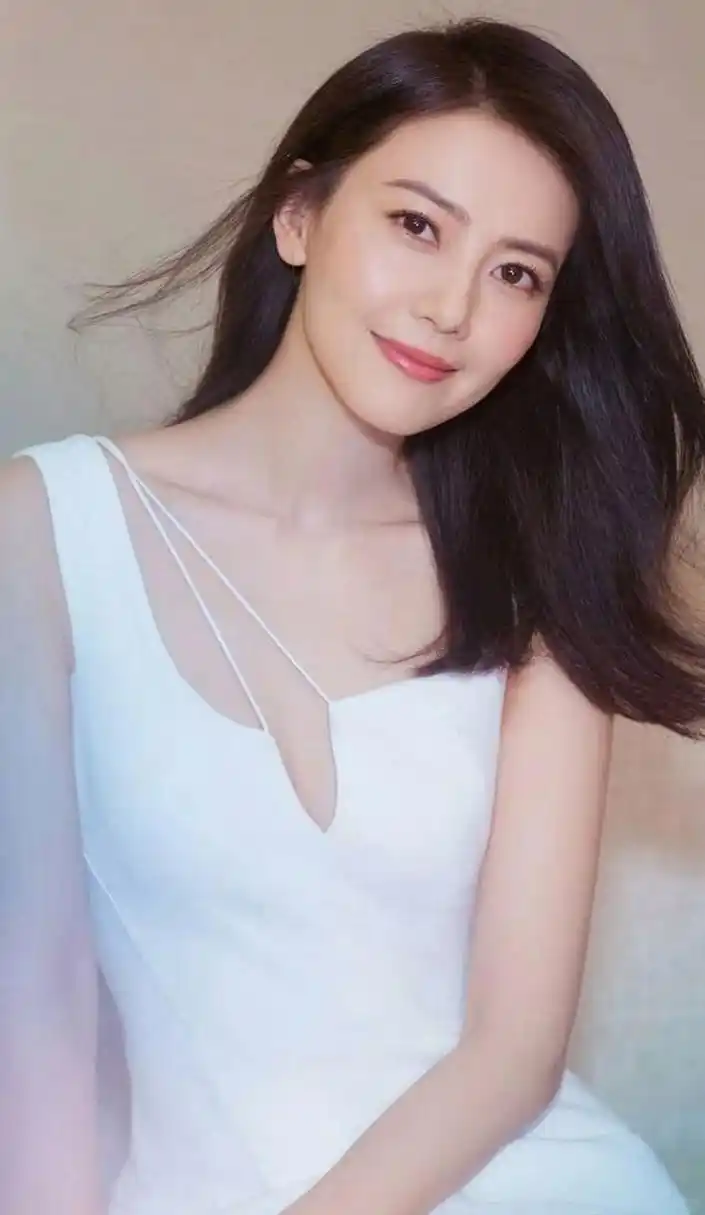 最近,高圆圆的海边旅游vlog在网上火了.