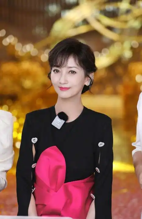 赵雅芝出席活动时尚穿搭展现魅力