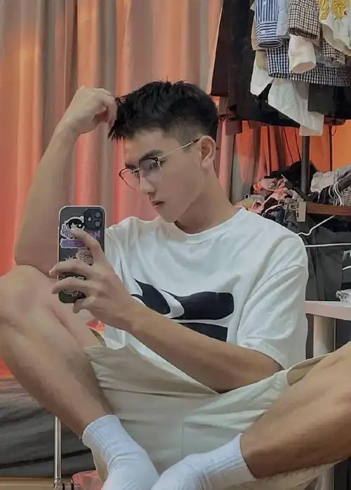 清秀阳光文艺小奶狗,有颜值的男生就喜欢自拍,一张俊脸让人着迷