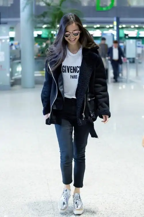 angelababy的穿搭其实更多的偏清纯甜美风格,同时裙装的搭配不仅高级