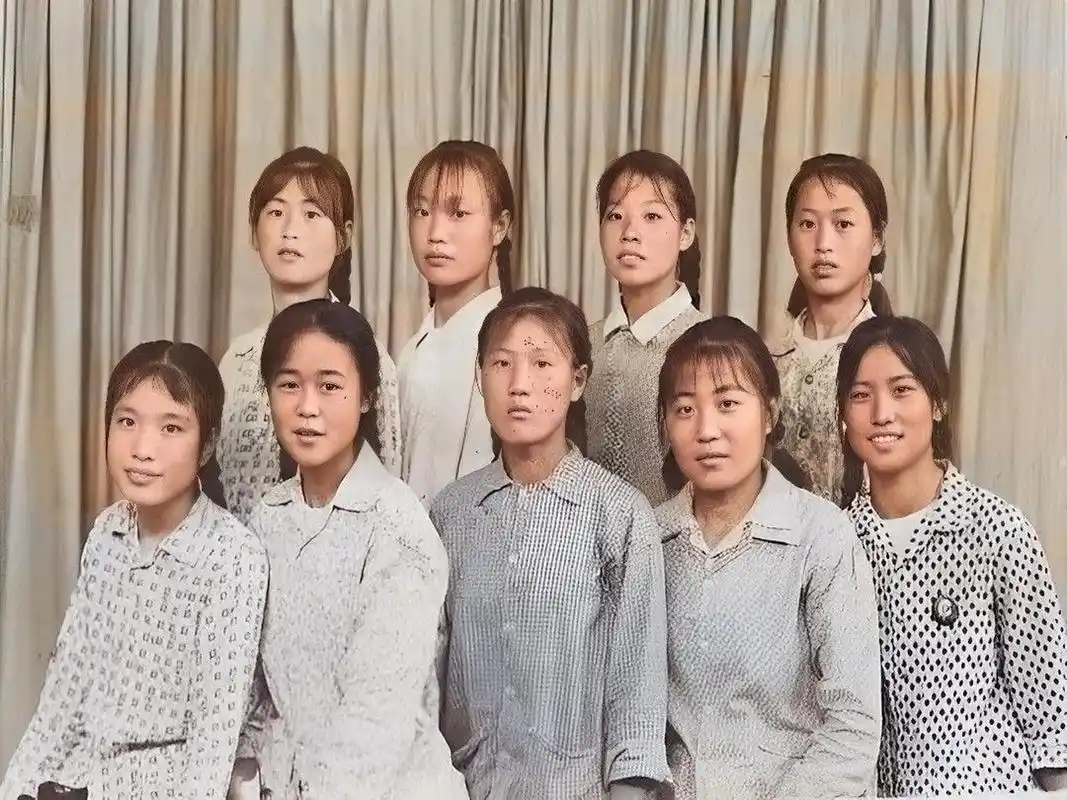 历史老照片: 20世纪60年代,两个年轻的女孩走在放学的路上,穿着朴素的