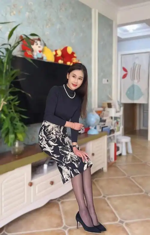 成熟女人气质高贵优雅迷人