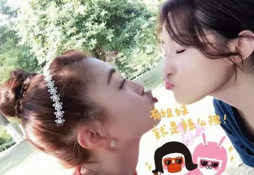 好闺蜜苏青与包文婧素颜亲吻 大秀惹火身材