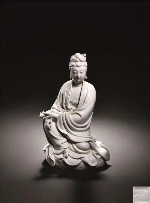 明 何朝宗制德化窑白釉持经观音坐像