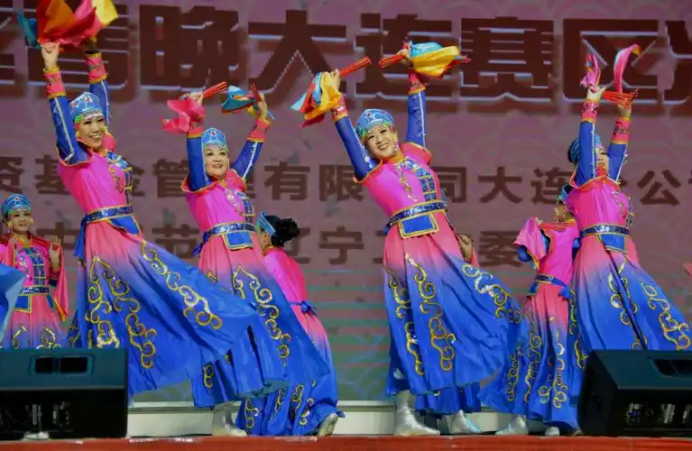 《蒙古筷子舞一丰收的喜悦》一铁子20191122摄于中央大道空中花园