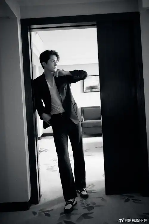 张新成黑西装造型