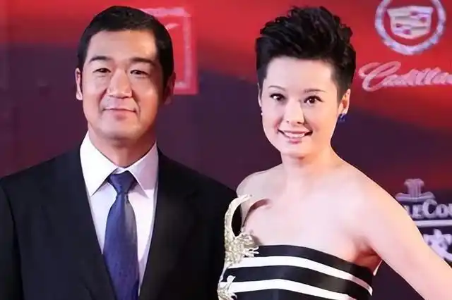 49岁袁立现身医院面容沧桑三婚诗人丈夫陪同如今终于安分了