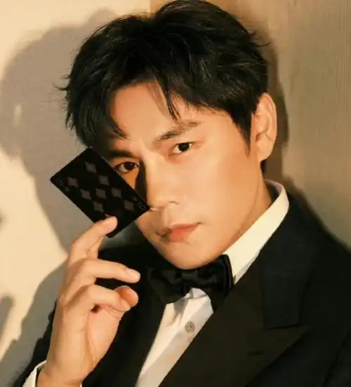 当秦昊第一次出现在公众面前时,他还是个年轻小伙子.