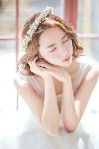 花环美女洁白婚纱转身回眸美艳撩人心