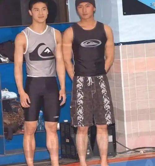 谢霆锋的身高应该在1米72左右,跟运动员田亮差不多高.