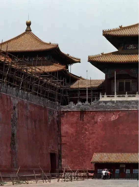 八十年代彩色老照片:故宫正在修缮,两岸一家亲的标语很亲切