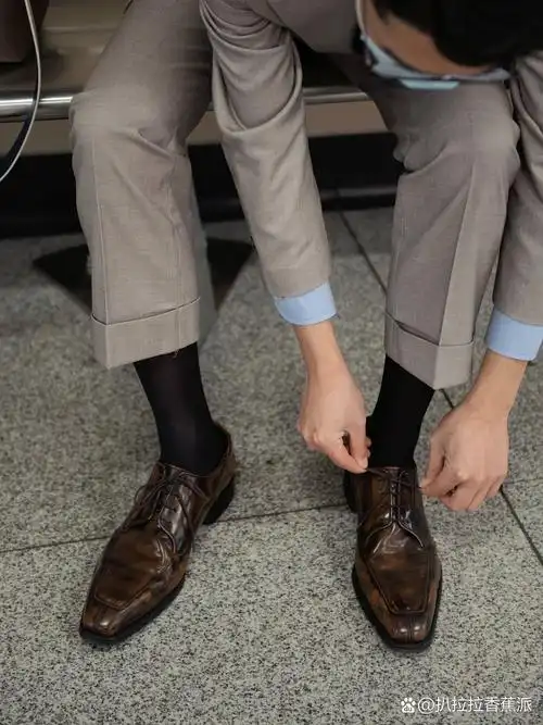 偷拍1组广州地铁西装帅哥?|正装皮鞋黑袜