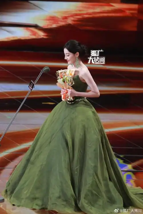 迪丽热巴后背的蝴蝶骨好美##迪丽热巴来了##热巴的蝴蝶骨