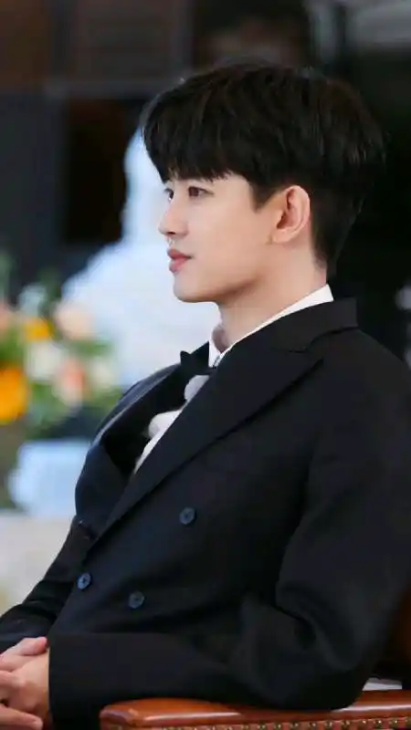 任嘉伦小哥哥的帅气侧面照,必须收藏