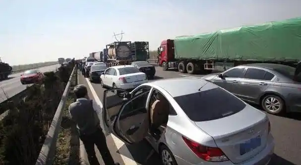 每年国庆节都是高速公路堵车的高发时段.