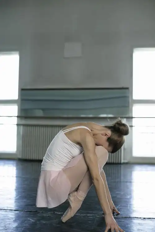 正在训练的舞蹈演员高清图片