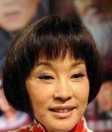 62岁刘晓庆宛如少女?看完卸妆后,谁还敢这么说?