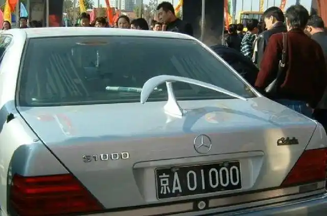 北京偶遇一辆奔驰s1000车牌彰显身份身价比迈巴赫还高