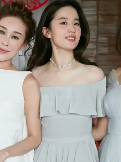 刘亦菲做伴娘佩戴的项链