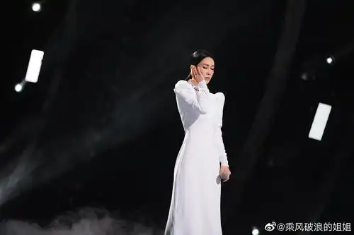 叮天后那英上线白裙子太美了期待逆光