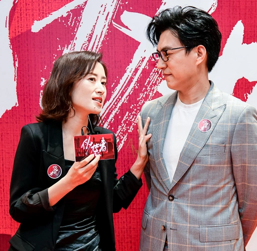 靳东音乐剧首演,刘敏涛助阵,姐弟俩合影梦回伪装者