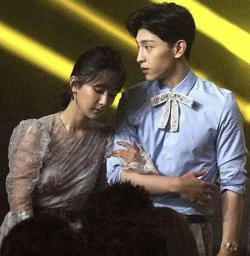 杨紫邓伦牵手亮相,四目相对放火花,网友:满满的狗粮!