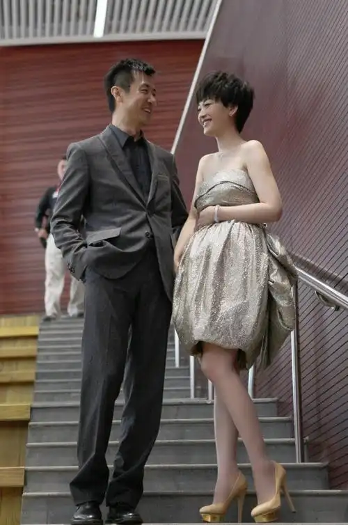 李小冉与鄢颇首次携手亮相红毯